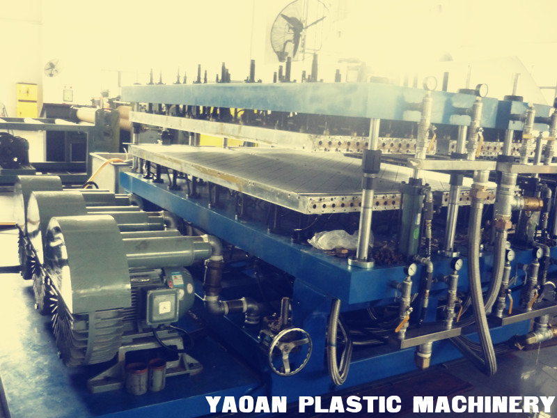 AF-2100mm PE/PP/PC hollow profile sheet extrusion line supplier